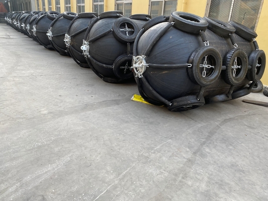 Bescherming van schepen met opblaasbare rubberfenders en materialen van de bandensnoer