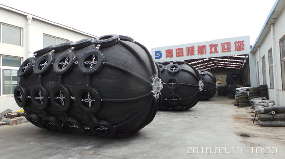 Schip die Pneumatisch Rubberboot Netto Type aanleggen van Stootkussensyokohama 80kpa
