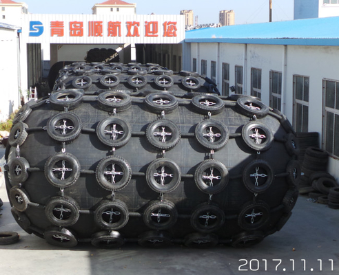 De dokkende Pneumatische Rubberboot van Stootkussenmarine tire chain net inflatable