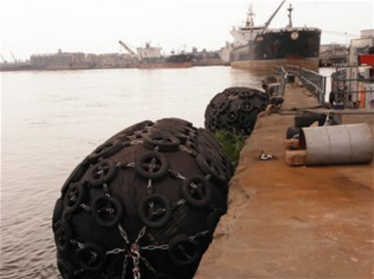 Schip die Pneumatische Rubberstootkussens ISO 17357 drijven Zwarte Yokohama-Netto Kettingsband